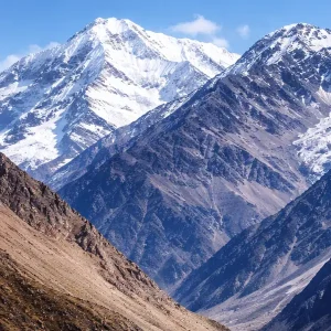Andes mountain range representing leadership under extreme conditions and resilience