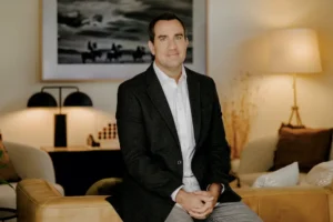 David Burkus, organizational psychologist and author, seated in a relaxed interview setting - david burkus high-performing teams | Aurum Speakers Bureau