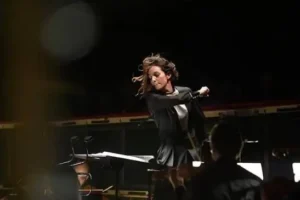Alondra de la Parra conducting an orchestra mid-performance - alondra de la parra leadership | Aurum Speakers Bureau