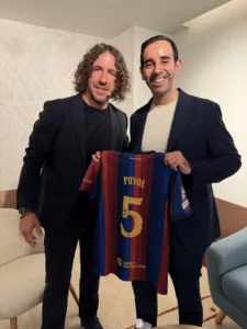 Carles Puyol with the Aurum Speakers Bureau CEO and an FC Barcelona jersey at the Global App Summit 2026